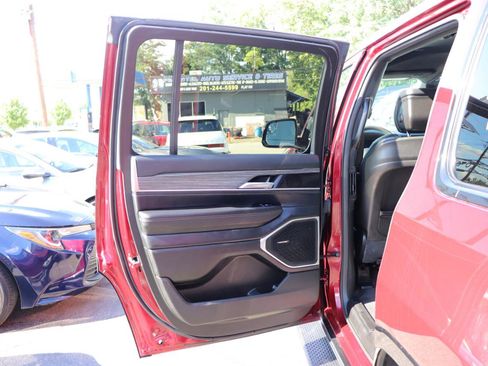 Used 2024 Jeep Wagoneer Series III AWD/4WD image 32