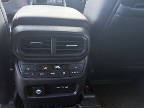 Used 2025 Honda Pilot Black Edition image 18