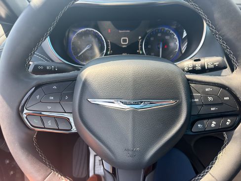 Used 2025 Chrysler Pacifica Limited FWD image 19