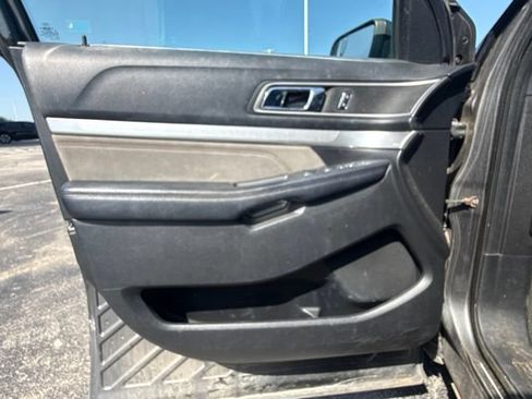 Used 2017 Ford Explorer XLT w/ Equipment Group 202A AWD/4WD image 12