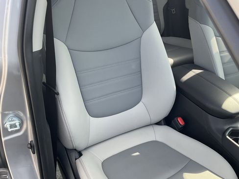 Used 2021 Toyota RAV4 XLE Premium image 19