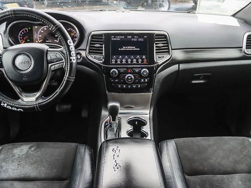 Used 2019 Jeep Grand Cherokee Laredo w/ Laredo X Package image 17