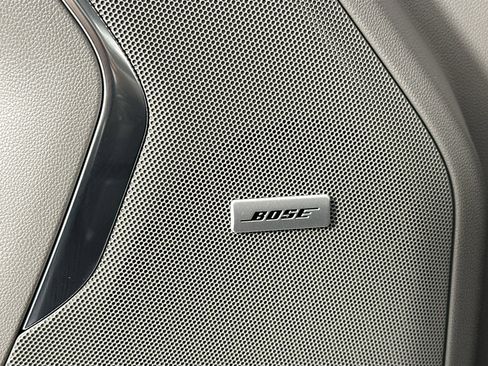 Used 2024 GMC Yukon SLT w/ SLT Luxury Package image 18