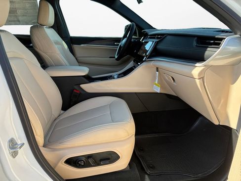 New 2026 Jeep Grand Cherokee Limited RWD image 24