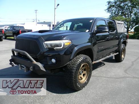 Used 2017 Toyota Tacoma TRD Sport w/ Tow Package (A/T) AWD/4WD image 6