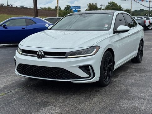 Used 2025 Volkswagen Jetta SE FWD image 9