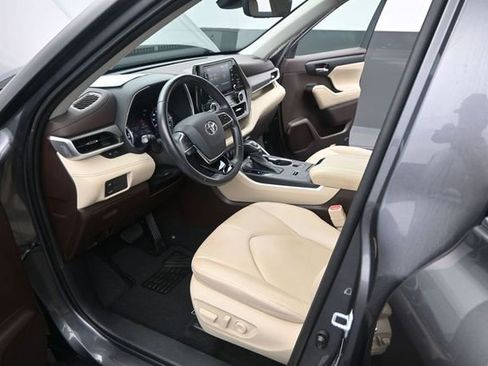 Used 2021 Toyota Highlander XLE FWD image 4