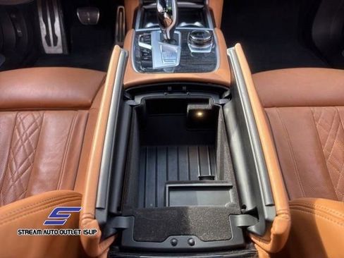 Used 2022 BMW 750i xDrive w/ Executive Package image 31