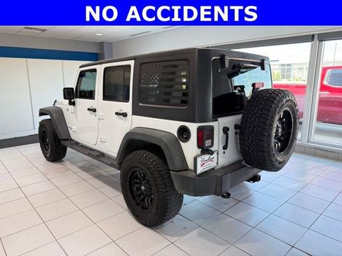 Used 2018 Jeep Wrangler Unlimited Rubicon w/ Connectivity Group image 3