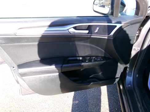 Used 2017 Ford Fusion SE w/ Fusion SE Technology Package image 11