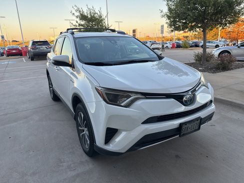 Used 2018 Toyota RAV4 LE Plus image 7
