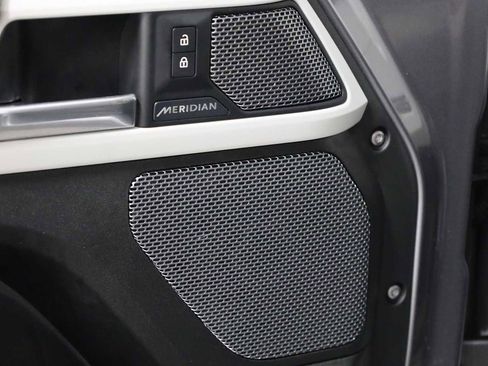 Used 2020 Land Rover Defender 110 SE image 17