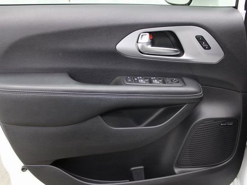 Used 2020 Chrysler Pacifica Touring-L Plus w/ S Appearance Package image 11