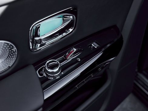 Used 2024 Rolls-Royce Phantom Sedan image 40