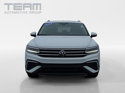 Used 2024 Volkswagen Tiguan SE image 2