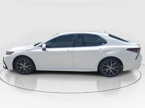 Used 2023 Toyota Camry SE FWD image 6