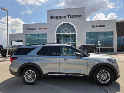 Used 2025 Ford Explorer Active w/ Active Comfort Package RWD image 2
