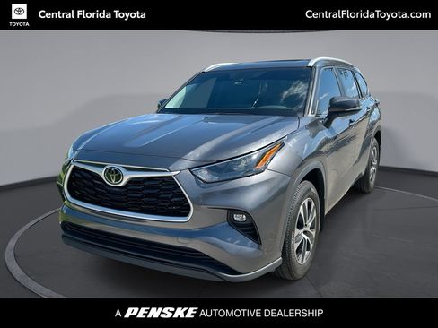 Used 2024 Toyota Highlander XLE FWD image 1
