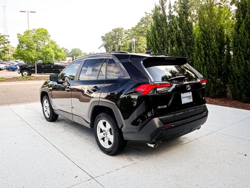 Used 2021 Toyota RAV4 XLE FWD image 8
