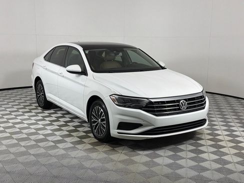 Used 2019 Volkswagen Jetta SE w/ Cold Weather Package FWD image 3
