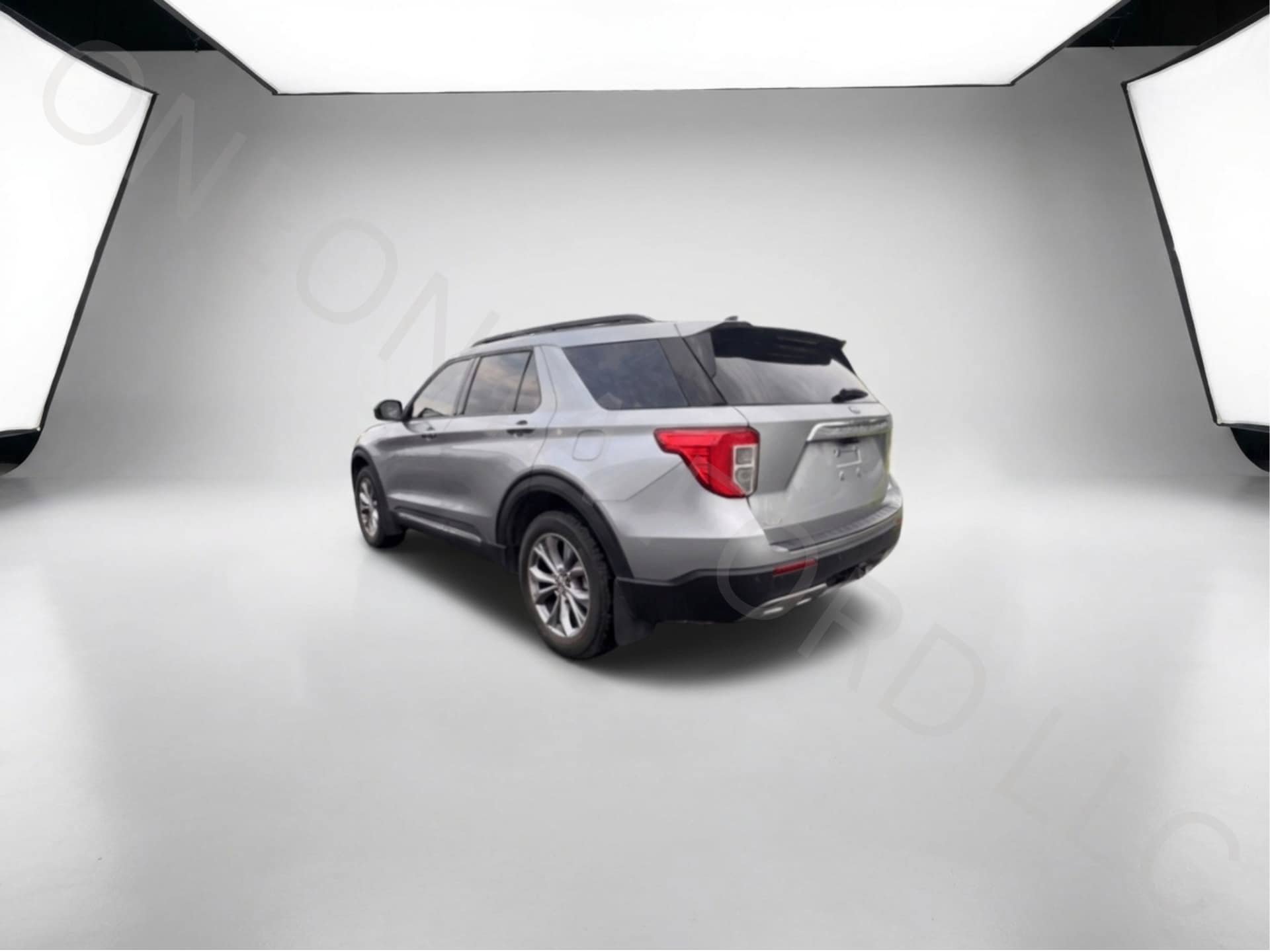 Used 2022 Ford Explorer XLT w/ Equipment Group 202A AWD/4WD image 17