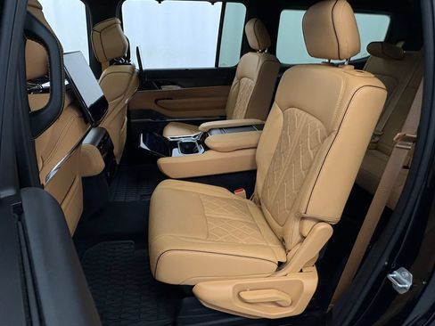 Certified 2025 Jeep Grand Wagoneer Series III w/ Rear Seat Video Group 1 AWD/4WD image 24