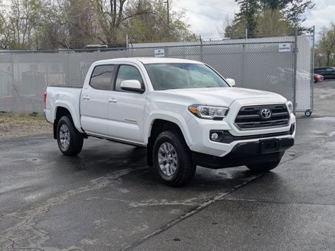 Used 2017 Toyota Tacoma SR5 w/ Tow Package image 3