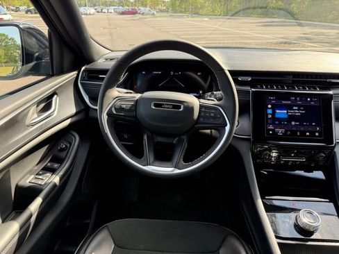 Used 2025 Jeep Grand Cherokee Altitude AWD/4WD image 12