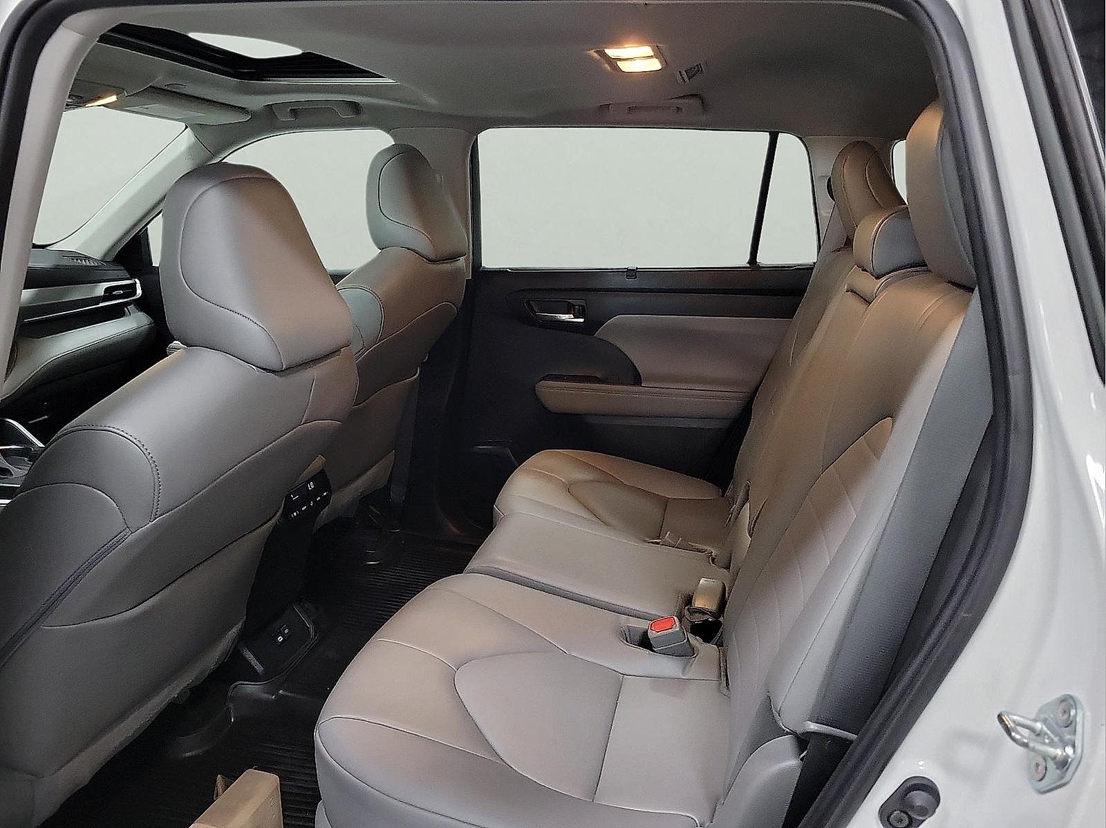 Used 2023 Toyota Highlander XLE AWD/4WD image 8