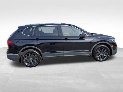 Used 2024 Volkswagen Tiguan SE w/ Panoramic Sunroof Package image 7