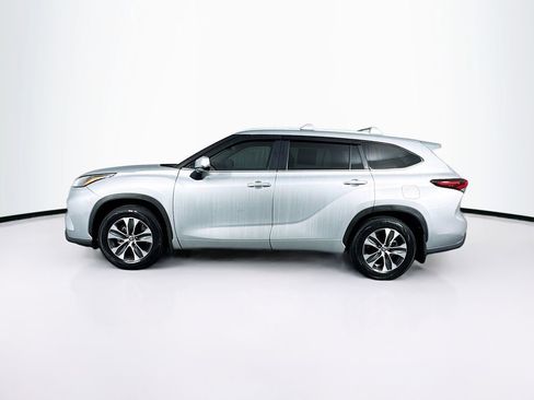 Used 2024 Toyota Highlander XLE image 6