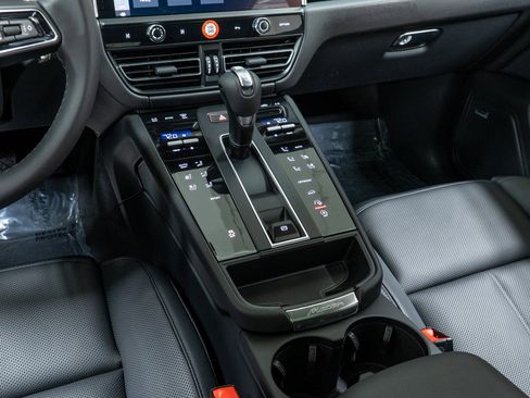 Used 2025 Porsche Macan image 23
