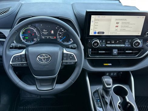 Used 2025 Toyota Highlander XLE AWD/4WD image 18