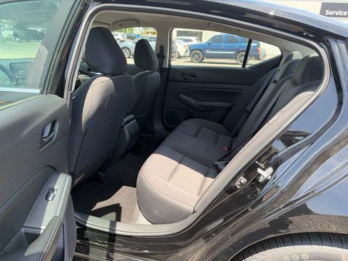 Used 2025 Nissan Altima 2.5 SV FWD image 17