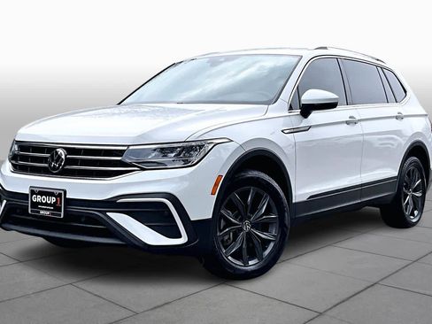Certified 2022 Volkswagen Tiguan SE image 1
