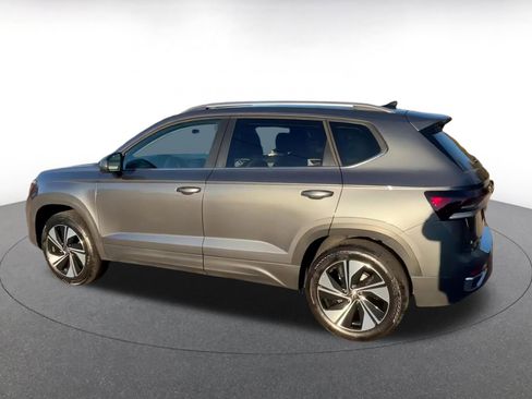 Used 2025 Volkswagen Taos SE image 9