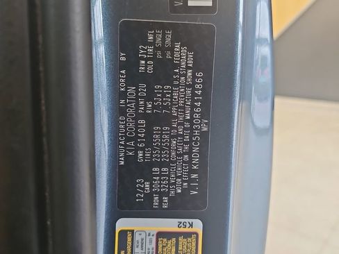 Used 2024 Kia Carnival EX image 36