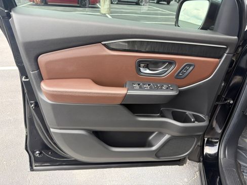 Used 2025 Honda Pilot Elite image 13