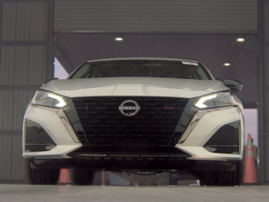 Used 2025 Nissan Altima 2.5 SR w/ SR Premium Package AWD/4WD image 5