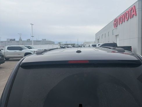 Used 2016 Chrysler Town & Country Touring image 3