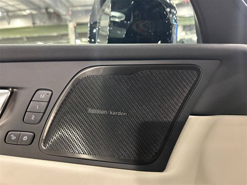 Certified 2023 Volvo XC60 B5 Ultimate w/ Climate Package image 20