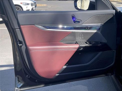 Used 2025 BMW 740i 740i w/ Premium Package image 25