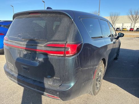 Used 2022 Chrysler Pacifica Limited w/ Uconnect Theater Family Group image 15