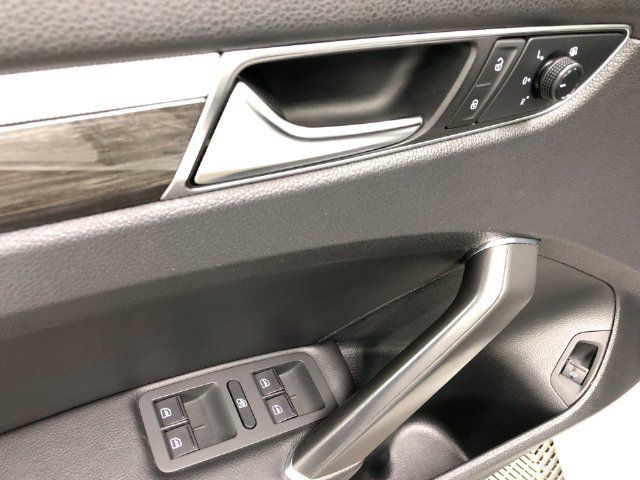 Used 2018 Volkswagen Passat 3.6 SEL Premium FWD image 13