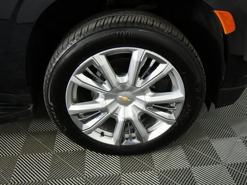 Used 2024 Chevrolet Suburban High Country image 17