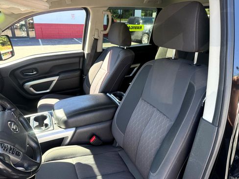 Used 2021 Nissan Titan SV w/ SV Convenience Package image 24