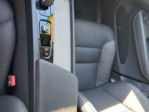 Certified 2025 Volvo XC60 B5 Plus image 25