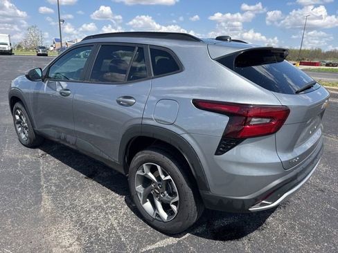 Used 2025 Chevrolet Trax LT w/ LT Convenience Package FWD image 6