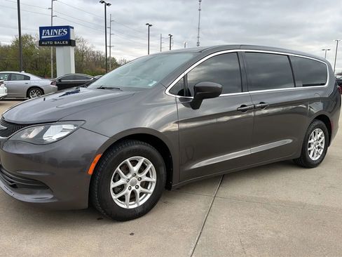 Used 2017 Chrysler Pacifica Touring image 5