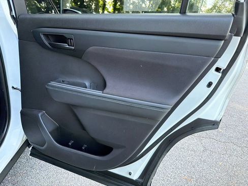 Used 2022 Toyota Highlander L FWD image 16